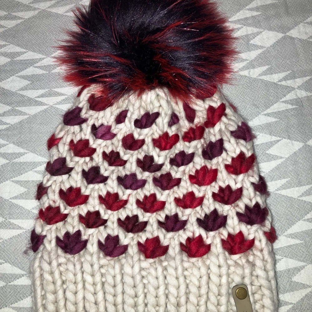 Merino wool toque with detachable pompom NWT
